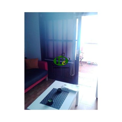 Apartment mit 1 Schlafzimmer. Wohnbereich mit Sofa, großem TV und internationalen Programmen - Photo 1