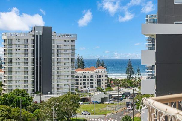 STUNNING FULL FLOOR APARTMENT - CENTRAL - Photo 1