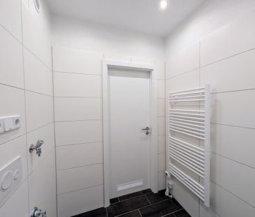 Modern Sanierte 3-Raum-Wohnung mit Badewanne - Photo 4