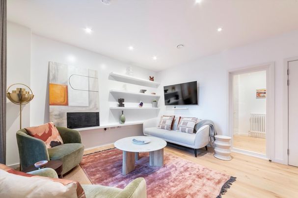 Townhouse to let in Orchard Place E14 - Photo 1