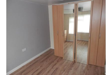 2 bedroom end of terrace house to rent - Photo 5