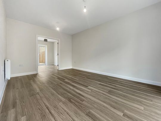 A wonderfully presented five bedroom home, with double garage and enclosed garden. Close to Trumpington Meadows nature reserve, Addenbrookes Hospital and the park and ride, for Cambridge City centre. Available December. - Photo 1