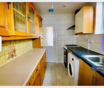 4 bedroom semi-detached house to rent - Photo 4