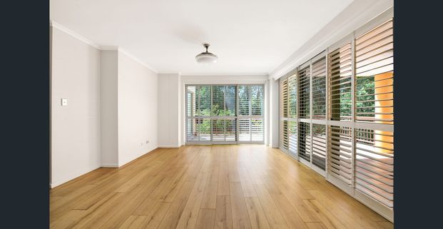 Oversized 3 bedroom with entertainer's balcony - Photo 1