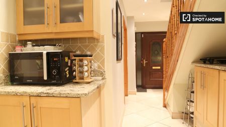 Room to rent in 4-bedroom house in Clondalkin, Dublin - Photo 2