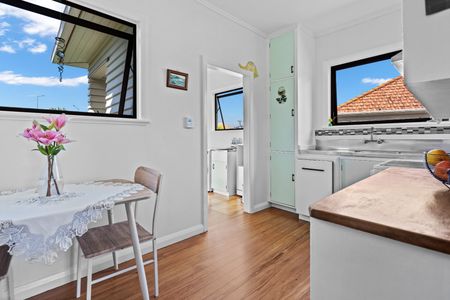 Charming Two Bedroom - Photo 3