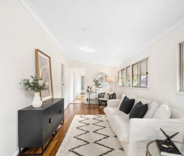 Freshly Updated 3-Bedroom Home in Prime Scarborough Location. Conta... - Photo 1