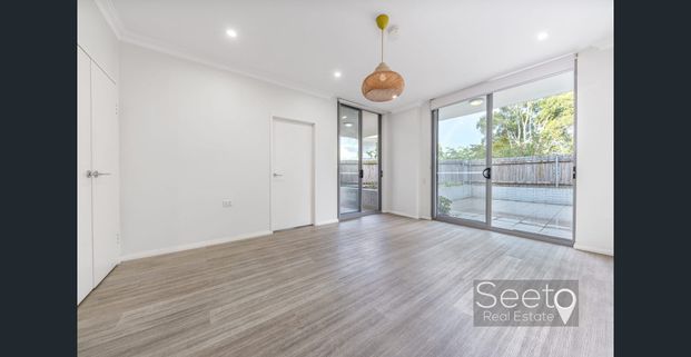 Modern Living In A Newly Renovated Spacious Two Bedroom Apartment - Photo 1