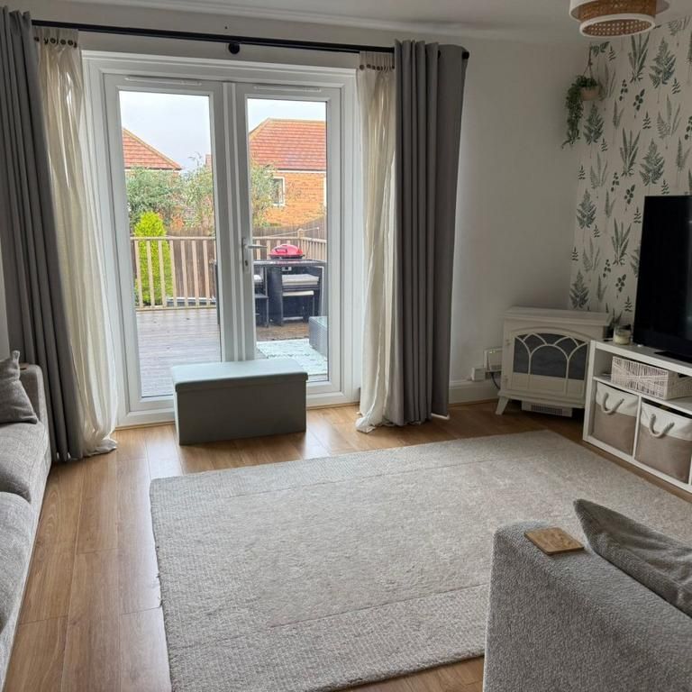 3 bedroom semi-detached house to rent - Photo 1