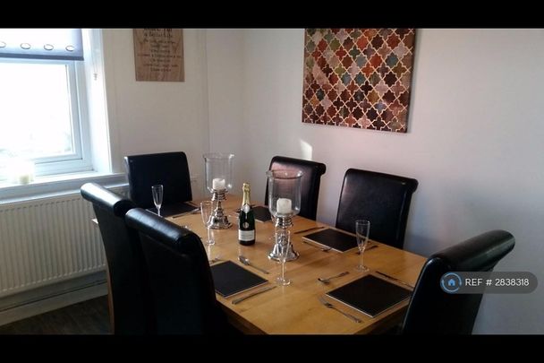 1 bedroom in a house share to rent - Photo 1