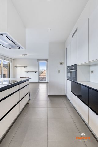 Appartement met twee slaapkamers en ruim terras - Photo 2