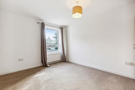 3 bedroom house in London - Photo 2