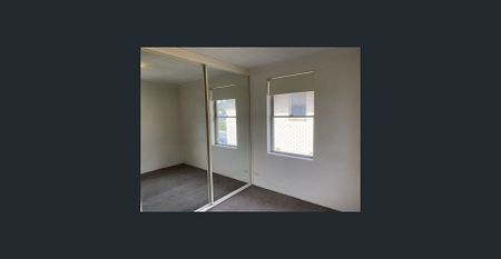 Spacious top floor one bedroom unit - Photo 2