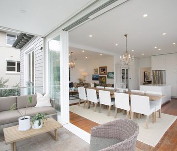 Sleek three-bedroom coastal retreat featuring rooftop entertaining,... - Photo 2