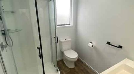 Contemporary Comfort in the Heart of Hamilton – 3 Bedrooms + Double Garage - Photo 5