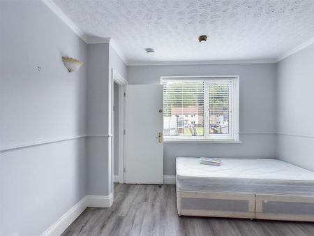 6 bedroom semi-detached house to rent - Photo 3