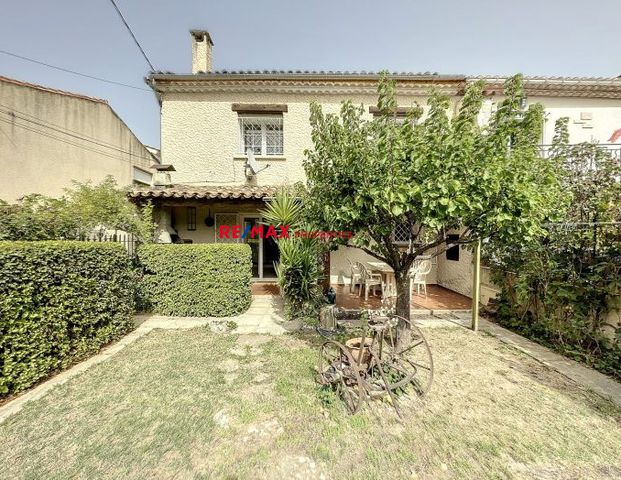 NIMES ST CESAIRE: Maison de ville avec jardin et parking - Photo 1