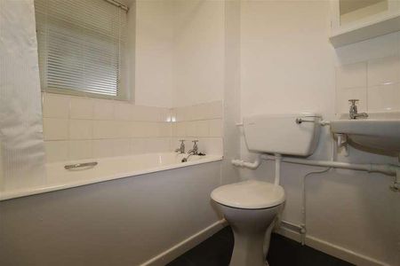 Buckfast Close, Macclesfield, Cheshire, SK10 - Photo 4