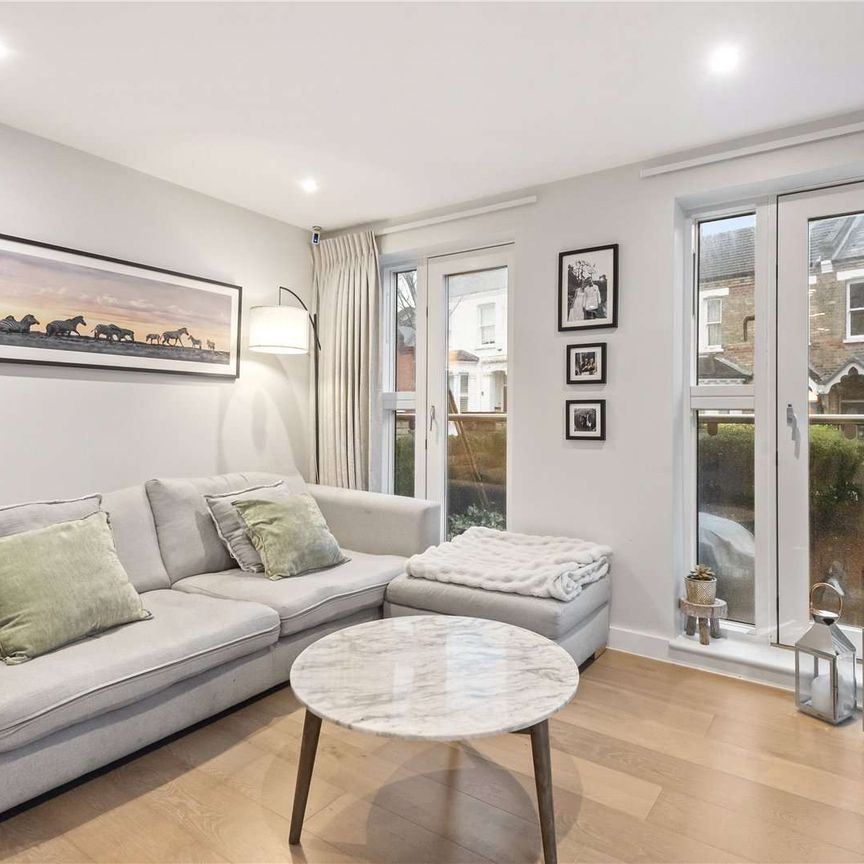 SHORT LET. A beautifully presented two-bedroom flat with outdoor living across two floors. - Photo 1