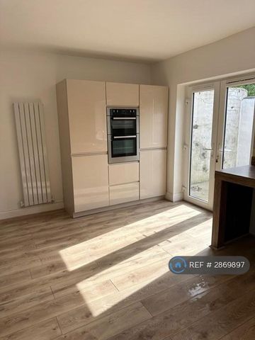 3 bedroom end of terrace house to rent - Photo 5