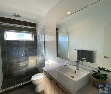 Stylish & Modern Apartment in Amazing Location - Photo 3