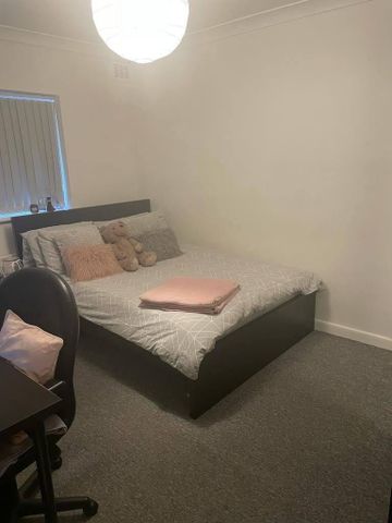 4 bedroom semi-detached house to rent - Photo 3