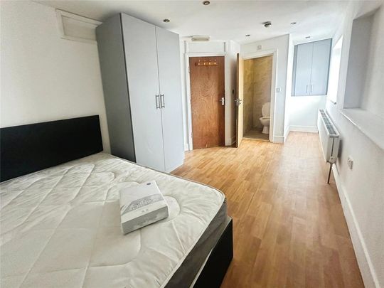 1 bedroom in a house share to rent - Photo 1