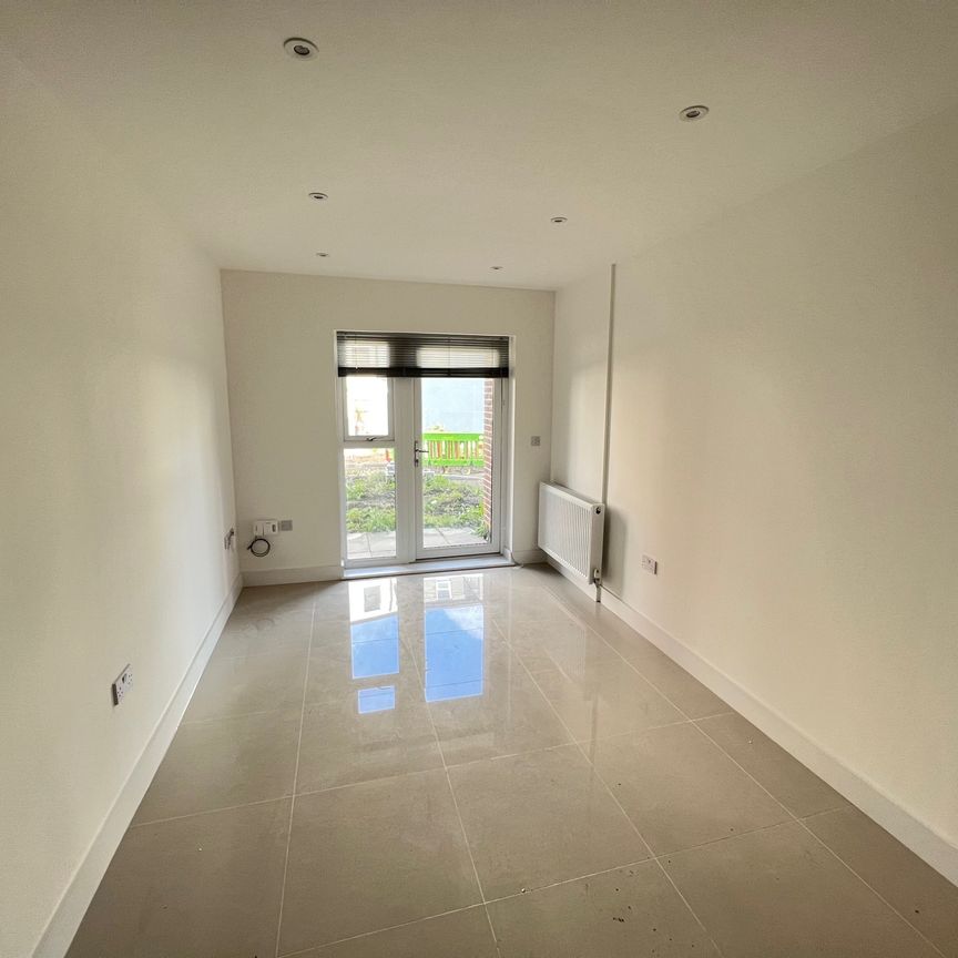 Modern 2-Bedroom, 2-Bathroom Student Apartment in Portswood, Southampton - Photo 1