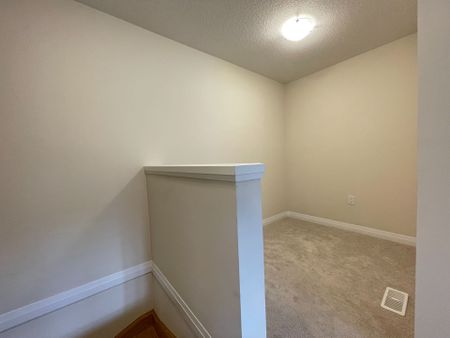 For Lease - 33 Laguna Village Crescent, Hamilton, Ontario - Photo 5