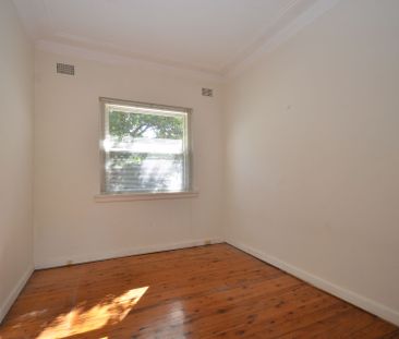 Spacious 4 Bedrooms Brick House - Photo 2