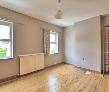 A three-bedroom property in central Cambridge with a private garden... - Photo 5