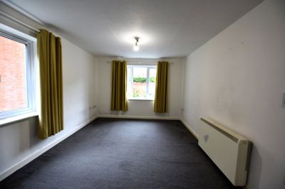 2 bedroom Flat in Flat 10, Leeds - Photo 2