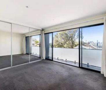 Two level apartment steps to Darling Street - Photo 1