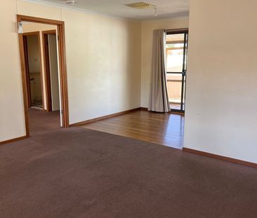 Comfortable 4 Bed 2 Bathroom Home - Photo 1