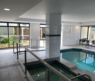 Fully Furnished High Rise Apartment Overlooking Surfers Beach - Photo 4