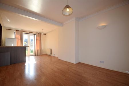 Floriston Avenue, Hillingdon, UB10 - Photo 2