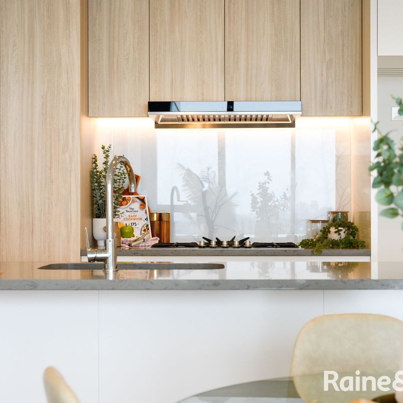Luxurious Two Bedroom Apartment with 23rd Floor City & Water Views in Rhodes Central - Photo 1