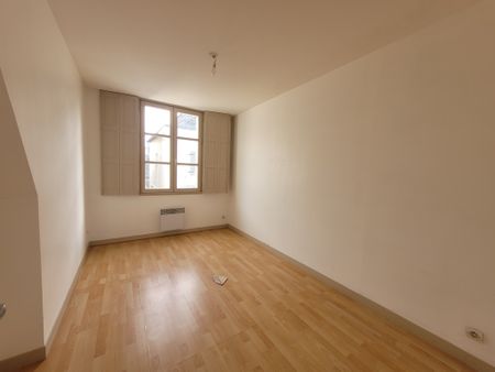 Location Appartement 3 pièces 82m² SABLE SUR SARTHE 72300 - Photo 3