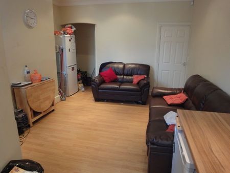 5 Bed Property - Individual Rooms Available - Photo 2
