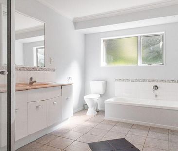 4 bedroom home! - Photo 1