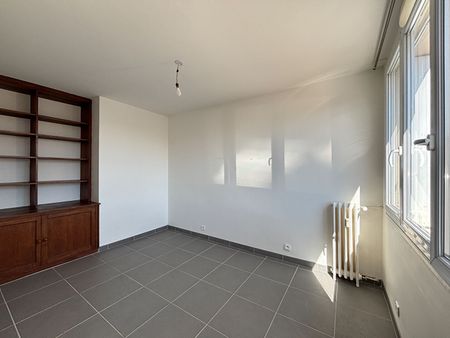 François Perrin, T5 de 79m² en parfait état, avec garage et cave privatif ! CHAUFFAGE-EAU CHAUDE COLLECTIF ! - Photo 4