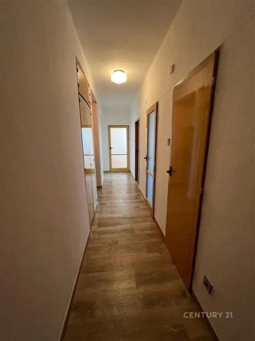 Prostorný byt 3+1 k pronájmu na adrese Heyrovského 1574/2, Poruba, 70800 Ostrava, částečně zařízen, výborná dostupnost městskou dopravou. - Fotografie 5