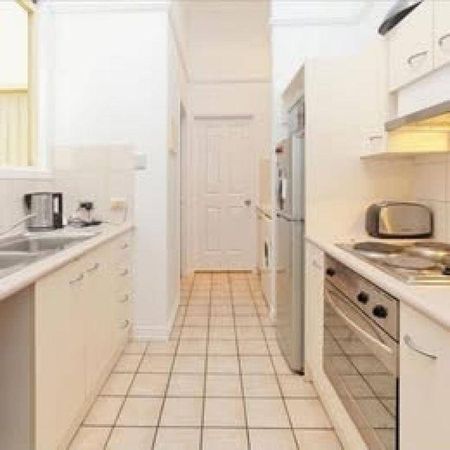 Fully Furnished 2 Bedroom Apartment in Heart of Brisbane - Photo 4