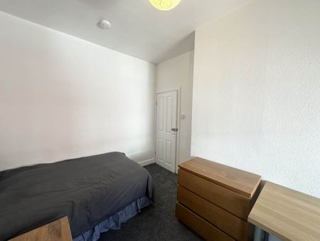 Glebe Avenue (Room 1), Kirkstall, Leeds - Photo 4