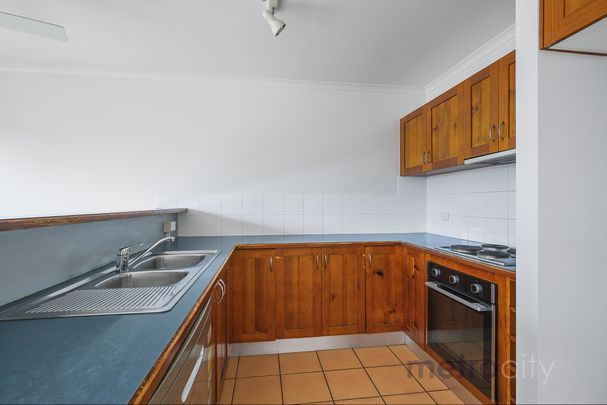 Beautifully Updated Townhouse Moments from Oxford Street!! - Photo 1