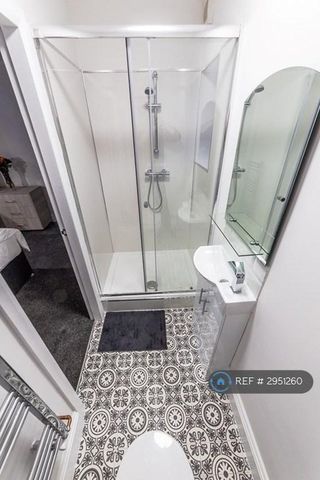 1 bedroom in a house share to rent - Photo 5