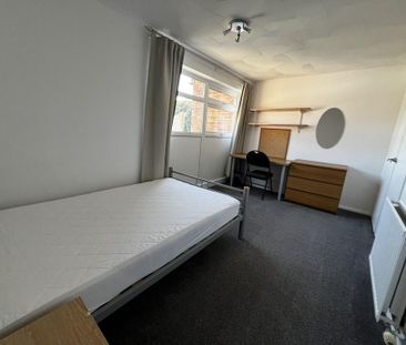 4 bedroom end of terrace house to rent - Photo 6