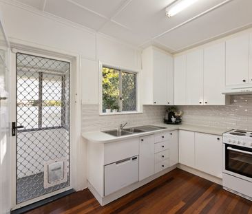 Charming 3 bedroom home with Spacious yard!!! - Photo 3