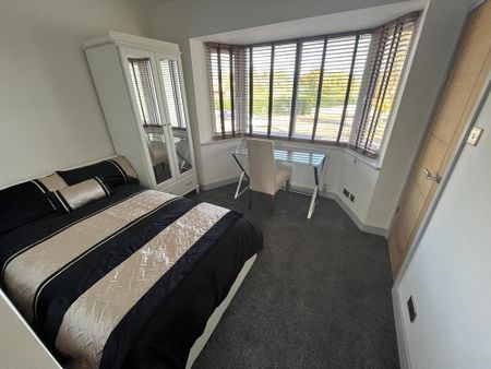 1 bedroom in a house share to rent - Photo 2
