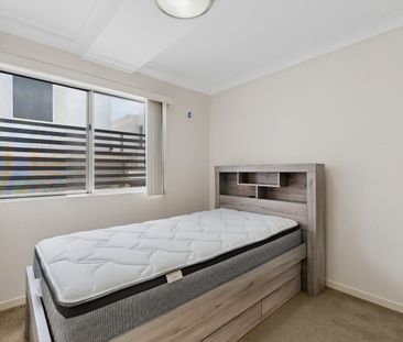 Easy Living with Private Courtyard in Holland Park West - Photo 5